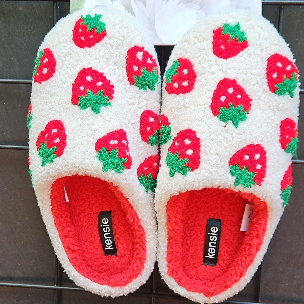 NEW WITH TAGS Kensie Size 6/7 Ivory Red Strawberries Fuzzy Memory Foam Slippers - Picture 8 of 17